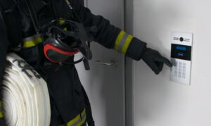 Feuerwehrmann-will-Tuer-oeffnen - Schutzziel im anlagentechnischen Brandschutz?